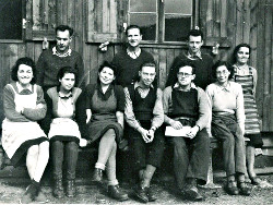 Die Gruppe der Freiwillige in Raon l'Etape (1946). Hans Bruder hintere Reihe zweiter von Rechts, Mary Hutchinson vorderer Reihe erste von Rechts.