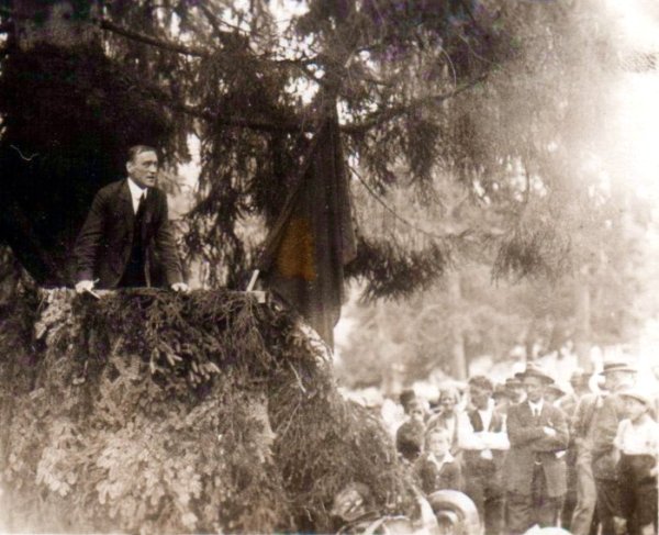 Pierre Ceresole speaks at a meeting of Socialists des Montagne NeuchchÃ¢teloise (1926)