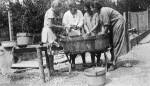 Liechtenstein 1928 - Die Freiwilligen beim waschen.