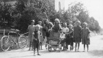 Liechtenstein 1928 - Eine deutsche Freiwillige mit Kindern von Schaan.